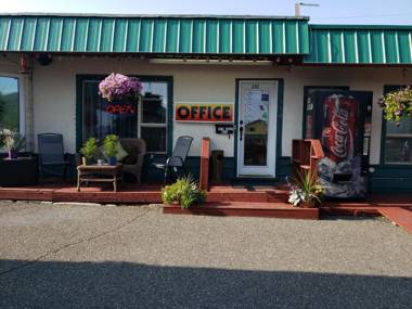 100 Mile Motel & RV Park