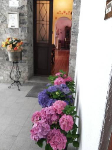 Charming Glicine and Azalea House Art and Colour with lakeview