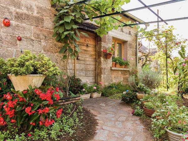 Comfortable house with use of the swimming pool in the rolling French countryside.