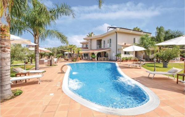 Amazing home in Nocera Terinese w/ Outdoor swimming pool Sauna and 6 Bedrooms