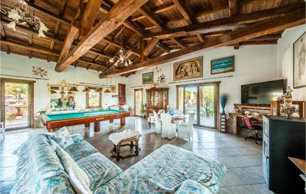 Workspace - Awesome home in Arzachena with Outdoor swimming pool WiFi and 6 Bedrooms