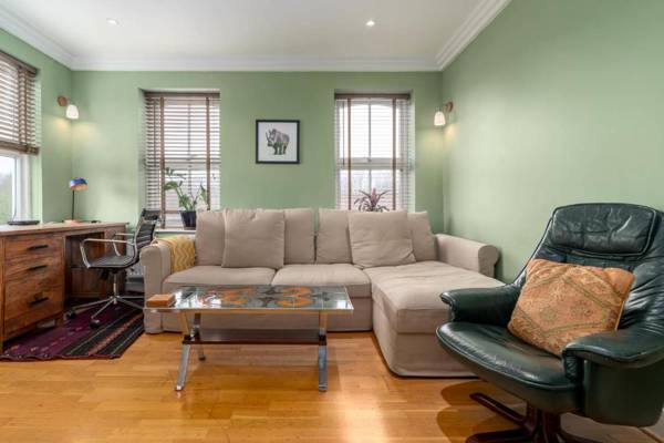 Workspace - GuestReady - Cosy Flat in Trendy Hackney Wick