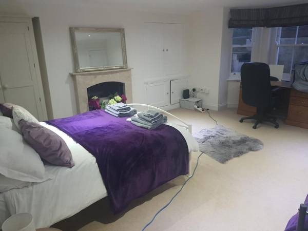 Workspace - Lovely Large Garden Flat