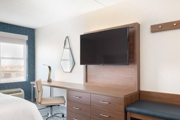 Workspace - Holiday Inn Express & Suites Boston - Cambridge an IHG Hotel