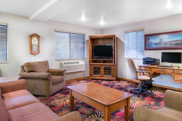 Workspace - Super 8 by Wyndham Wheeling