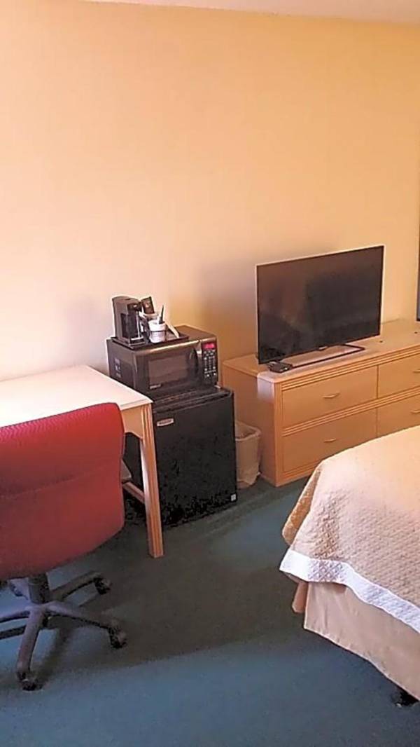 Workspace - Days Inn by Wyndham La Crosse Conference Center